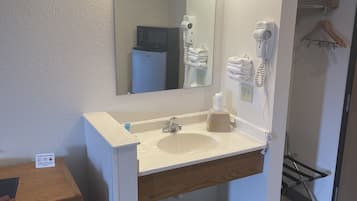 Suite Standard, plusieurs lits, non-fumeurs | 1 chambre, rideaux occultants, Wi-Fi gratuit, draps fournis
