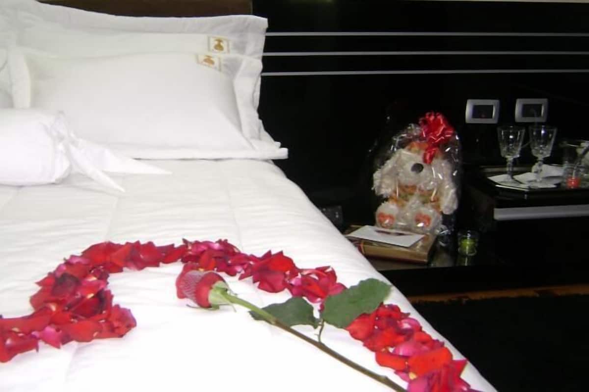 Premium bedding, desk, free WiFi