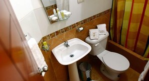 Single Room | Bathroom | Free toiletries, towels