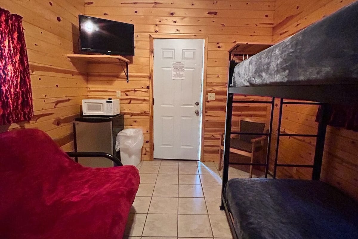 Cabin, 1 Bunk Bed and 1 Futon | Khu phòng khách | TV 32-inch có truyền hình cáp