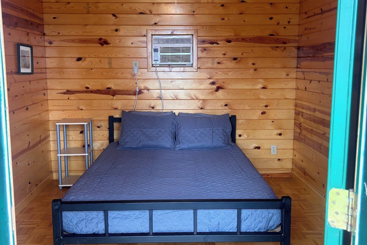 Cabin, 1 Queen Bed | Bed sheets