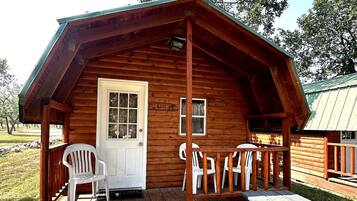 Chalet rustique, 1 grand lit (Bathroom) | Terrasse/patio