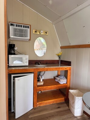 Full-size fridge, microwave, oven, toaster
