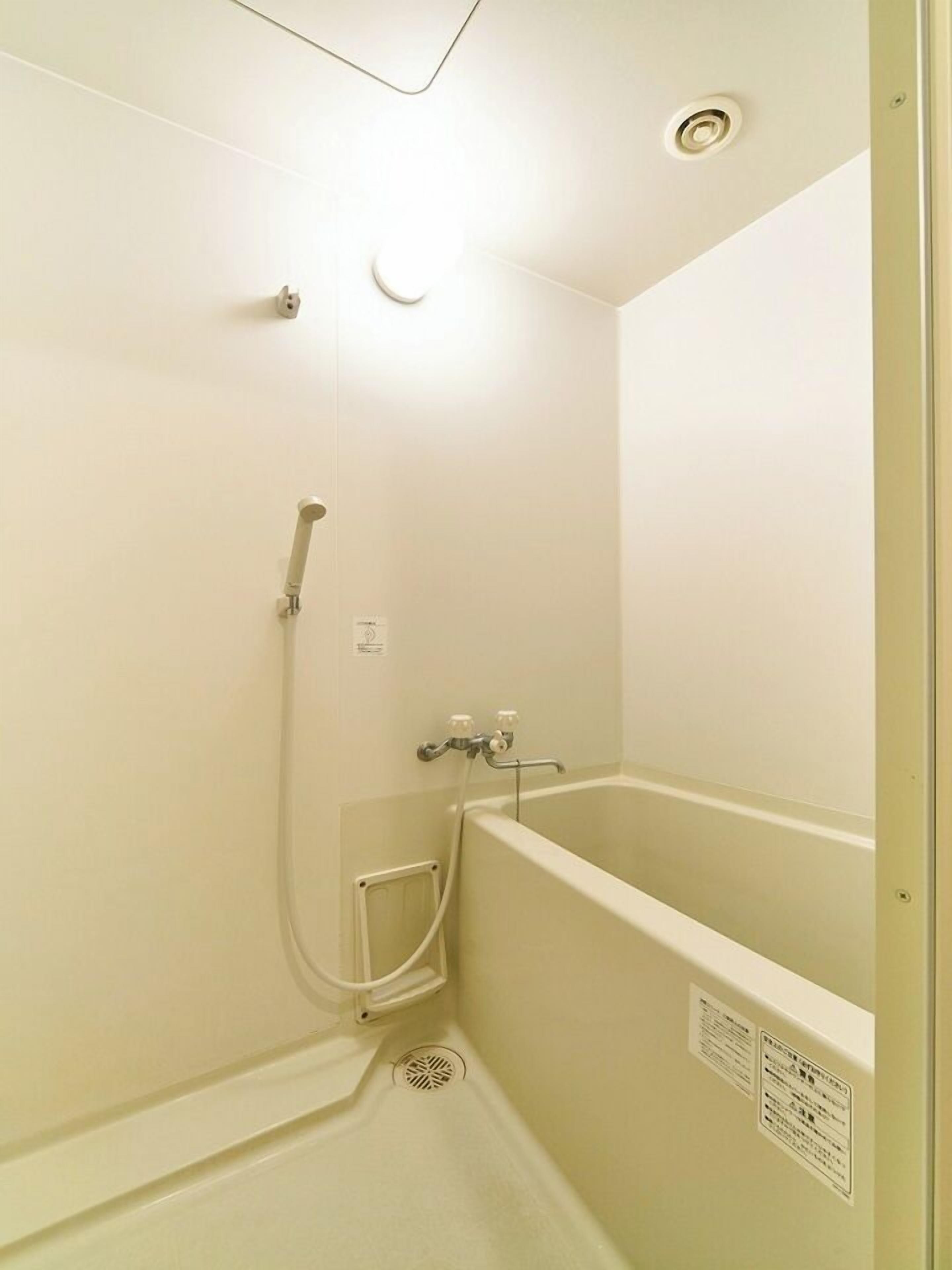 Dormitorio compartido, solo para mujeres (1 Capsule Room) | Baño | Ducha, secador de pelo, zapatillas y bidé