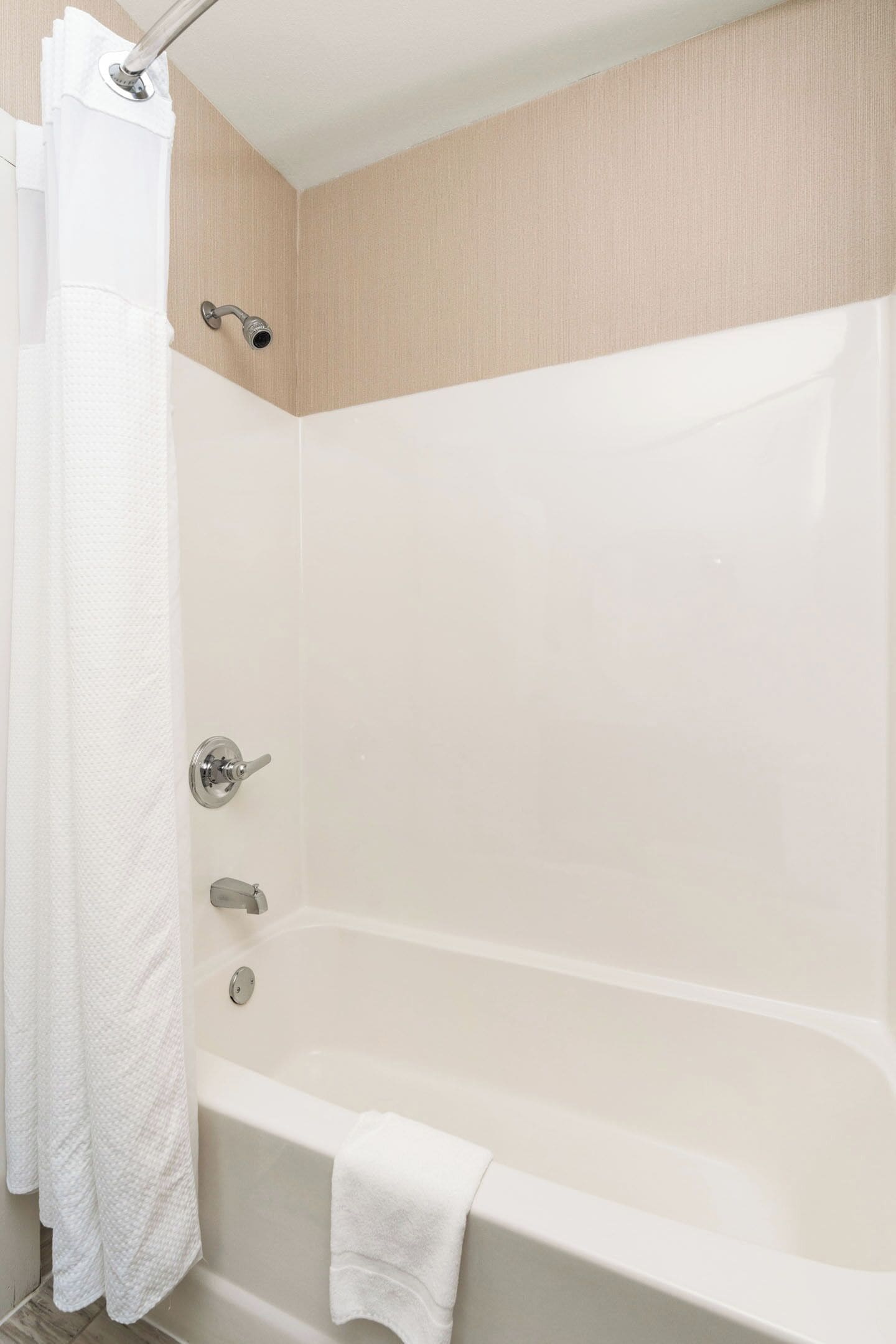 Une salle de bain moderne équipée d’une baignoire, d’une douche et d’un porte-serviettes.