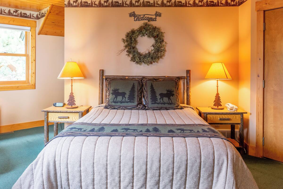 Log Home Guest Room | 다리미/다리미판, WiFi, 침대 시트