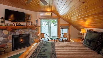Log Home Lakeside Suite | Strykjärn/strykbräda, wi-fi och sängkläder