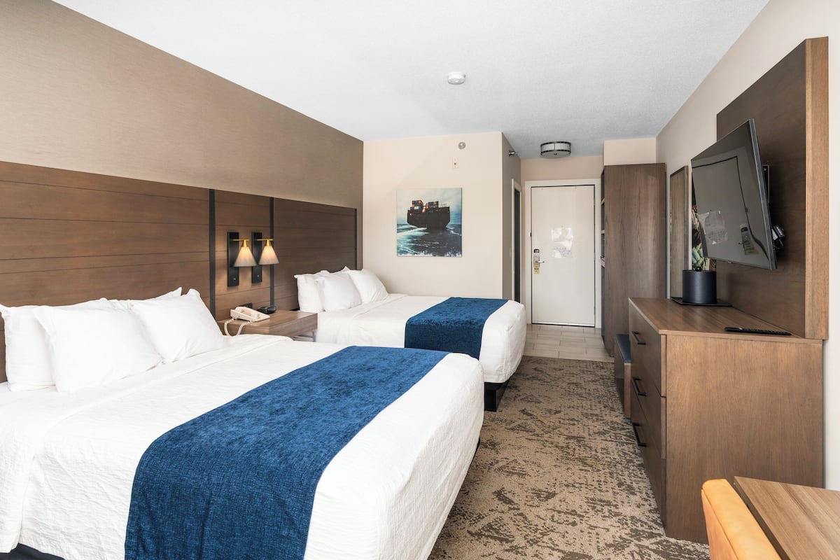 Main Lodge Standard | Laptop workspace, iron/ironing board, cribs/infant beds, rollaway beds