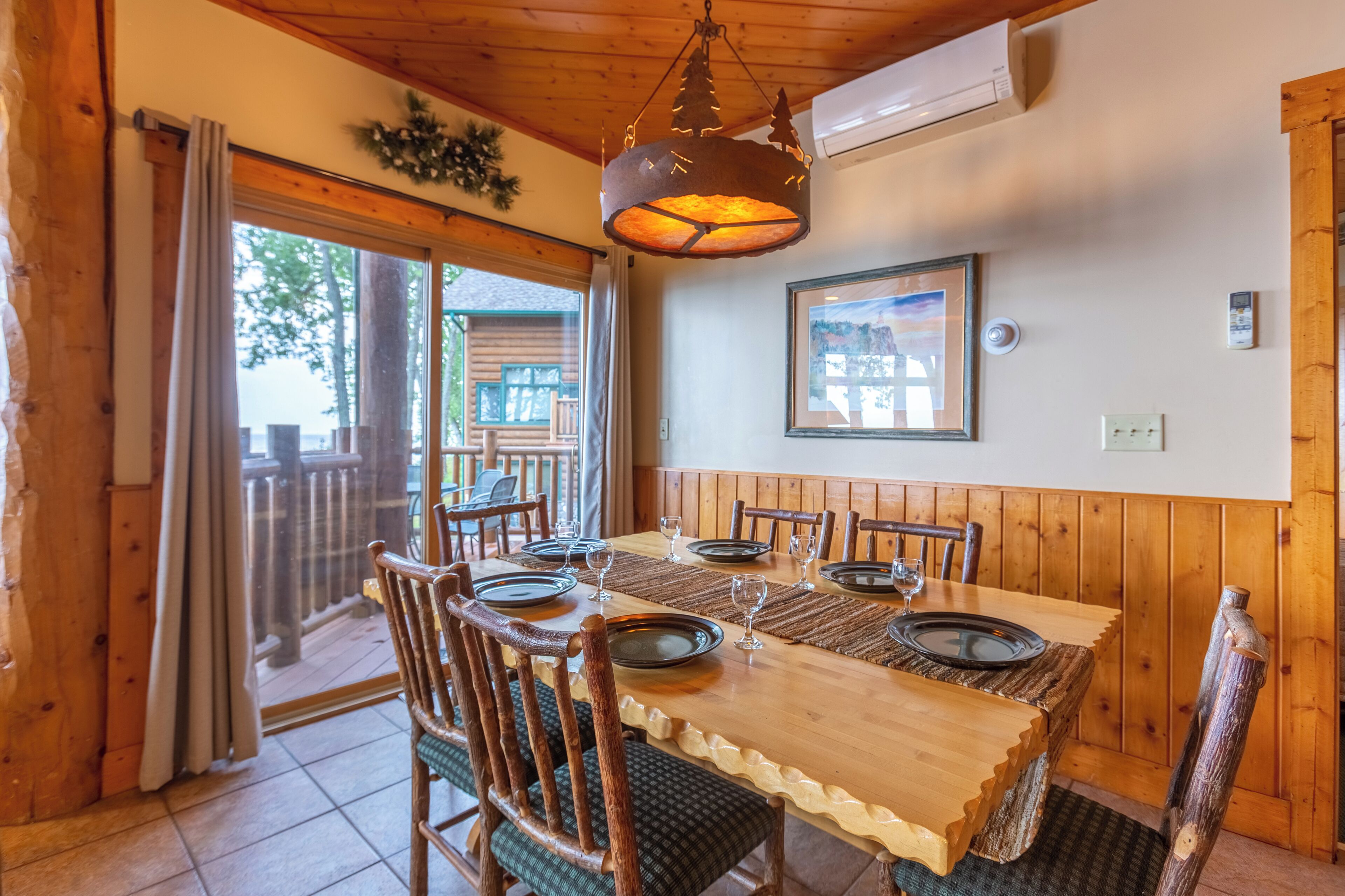 Log Home 1 Bedroom | Dining room