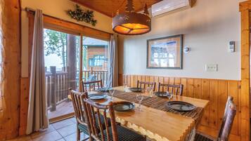 Log Home 1 Bedroom | Dining room