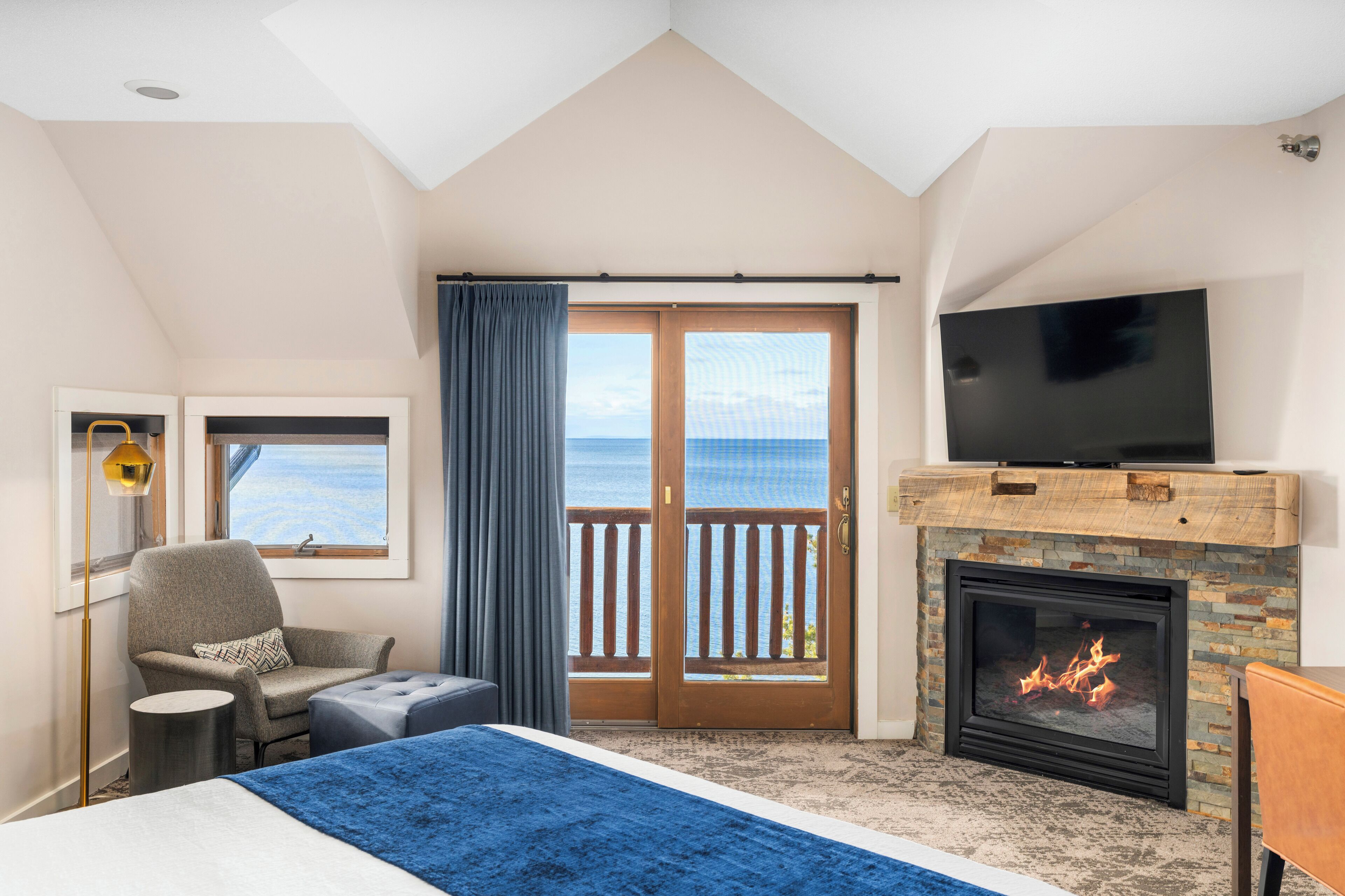 Main Lodge Lakeview Suite | ノートパソコン用作業スペース、アイロン / アイロン台、ベビーベッド、可動式ベッド