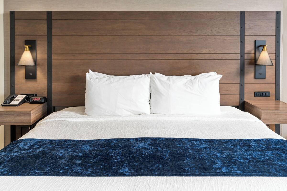 Main Lodge Lakeview Suite | 다리미/다리미판, WiFi, 침대 시트