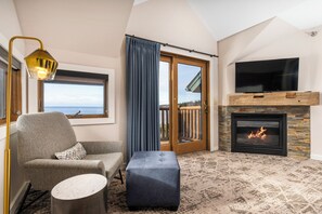 Main Lodge Lakeview Suite | 起居区 | 平板电视、DVD 播放器