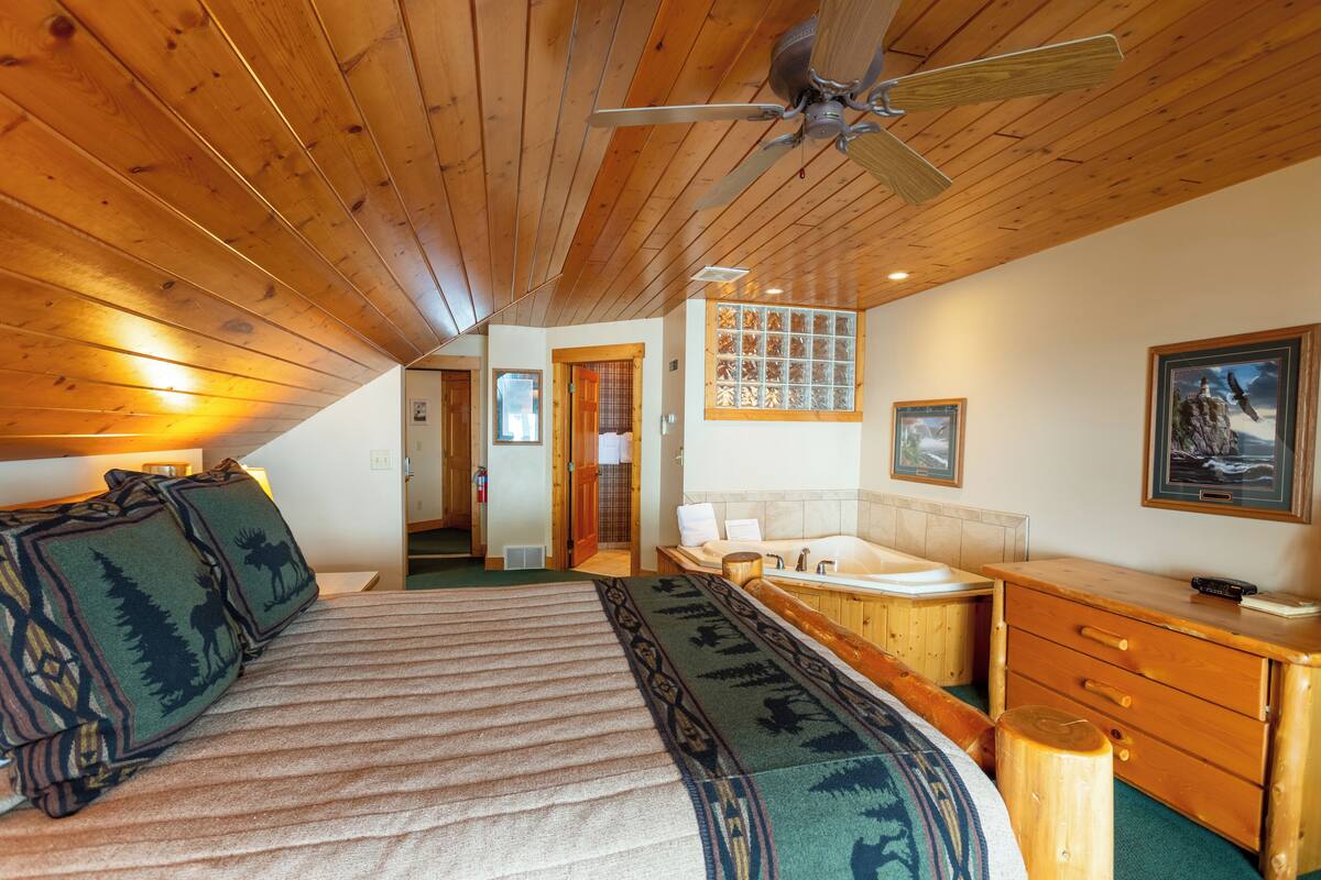 Log Home Lakeside Suite | 다리미/다리미판, WiFi, 침대 시트