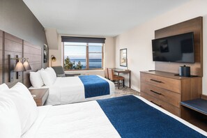 Espacio para trabajar con laptop, tabla de planchar con plancha y cunas 