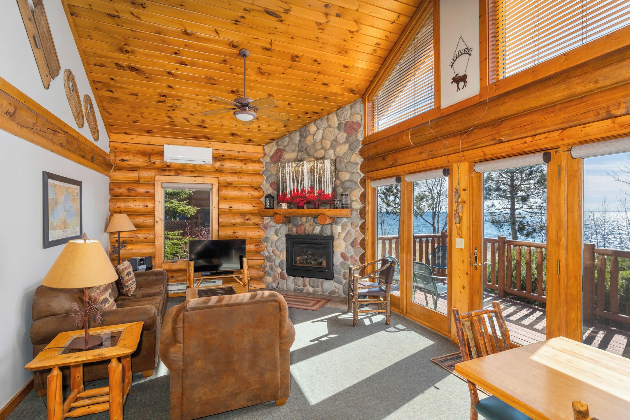Standard-Ferienhütte, 1 Queen-Bett, Kamin, Seeblick | Wohnzimmer