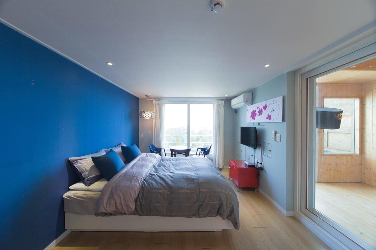 Penthouse, Jetted Tub