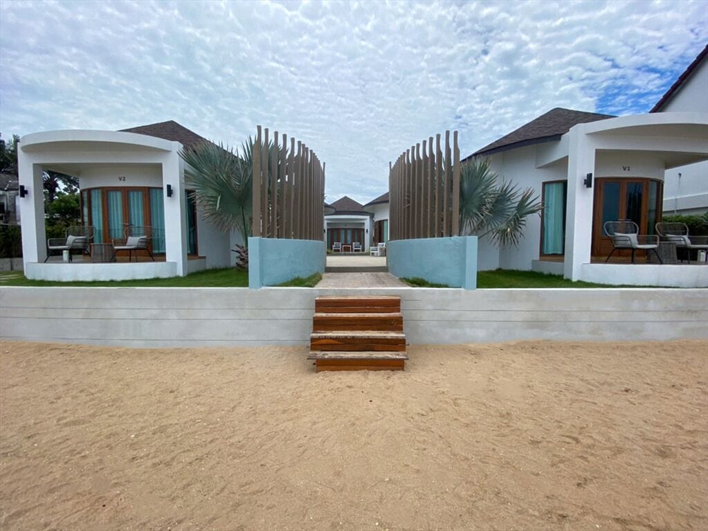 Un moderno resort con dos villas para huéspedes, cada una con balcón y zona de piscina.