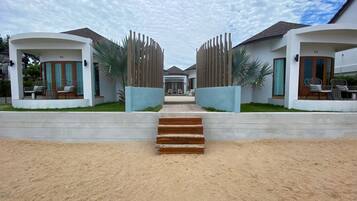 Un moderno resort con dos villas para huéspedes, cada una con balcón y zona de piscina.