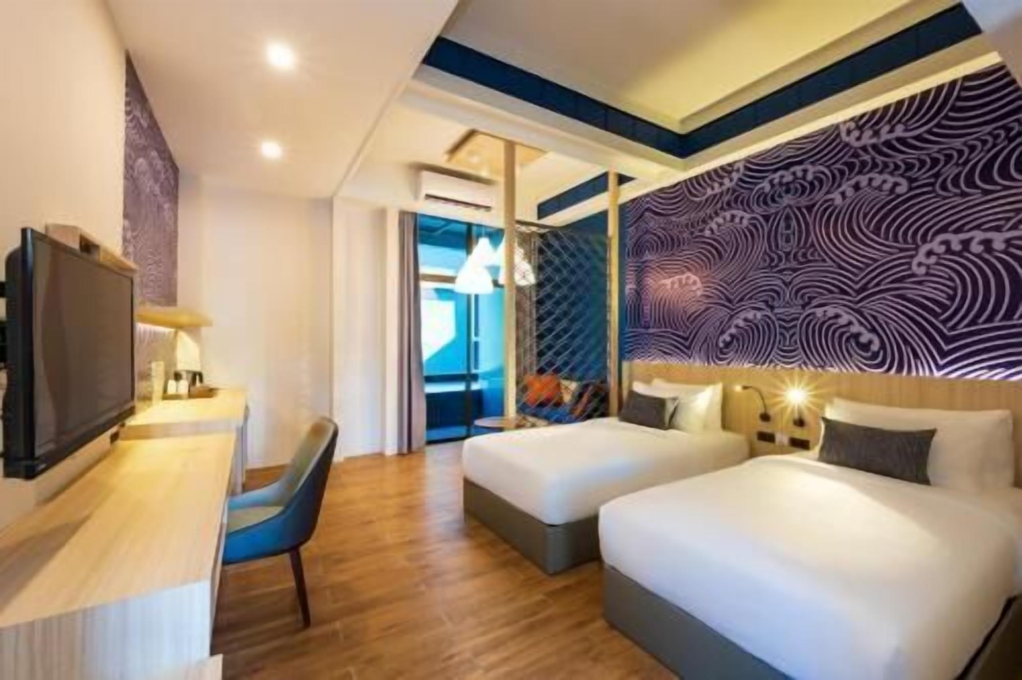 Minibar, brankas, meja kerja, dan Wi-Fi gratis