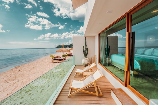 Beachfront Paradise Suite | Balcony
