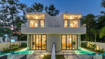 Villa Malia | Minibar, in-room safe, desk, free WiFi