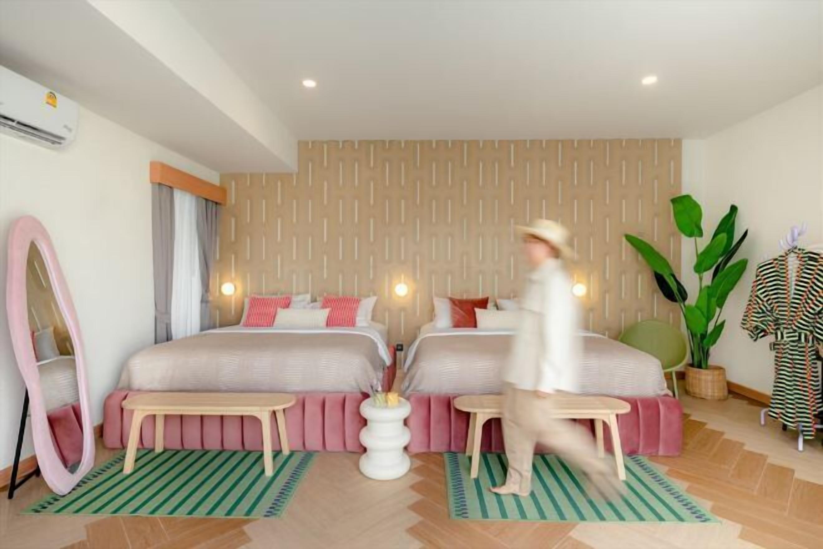 Frigobar, cofres nos quartos, escrivaninha, Wi-Fi de cortesia