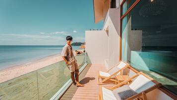 Beachfront Honeymoon Suite | Terrace/patio