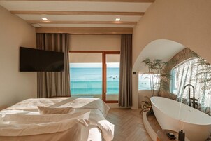 Romance Ocean View Studio | Frigobar, cofres nos quartos, escrivaninha, Wi-Fi de cortesia