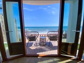 Beachfront Villa | Terrace/patio