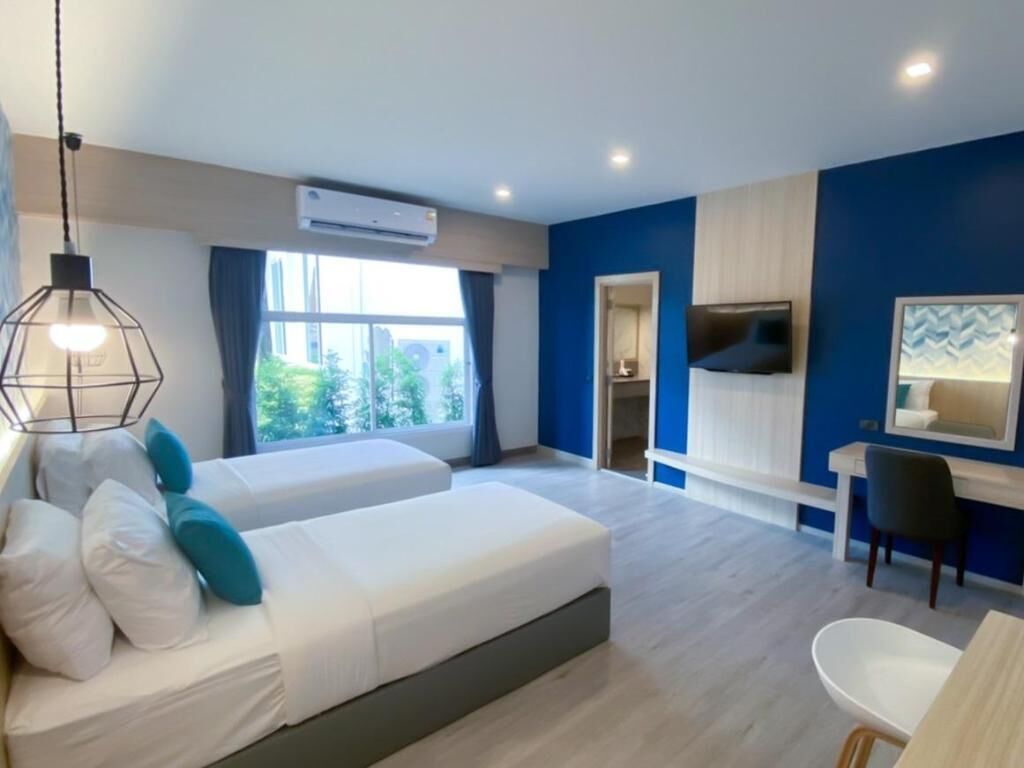 Minibar, brankas, meja kerja, dan Wi-Fi gratis