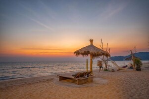 Playa privada, sillas reclinables de playa