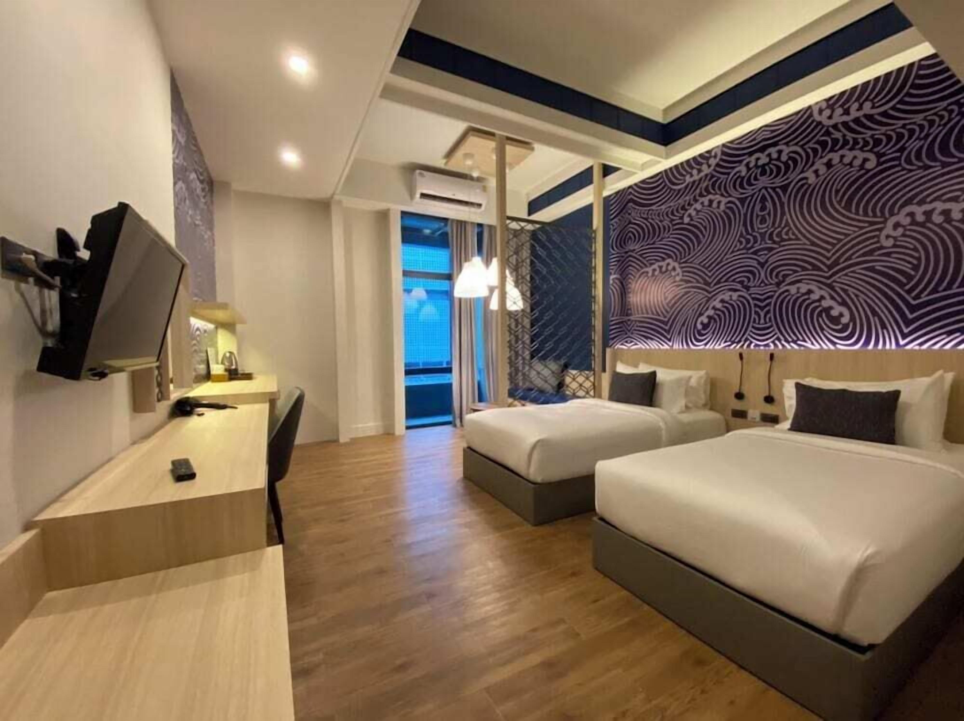 Minibar, brankas, meja kerja, dan Wi-Fi gratis