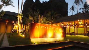 Fachada del alojamiento - Noche