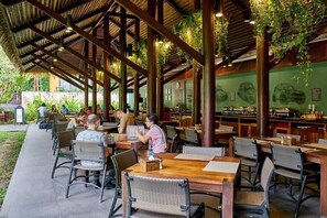 บริการอาหารเช้า อาหารกลางวัน อาหารเย็น, อาหารนานาชาติ, วิวสวน 