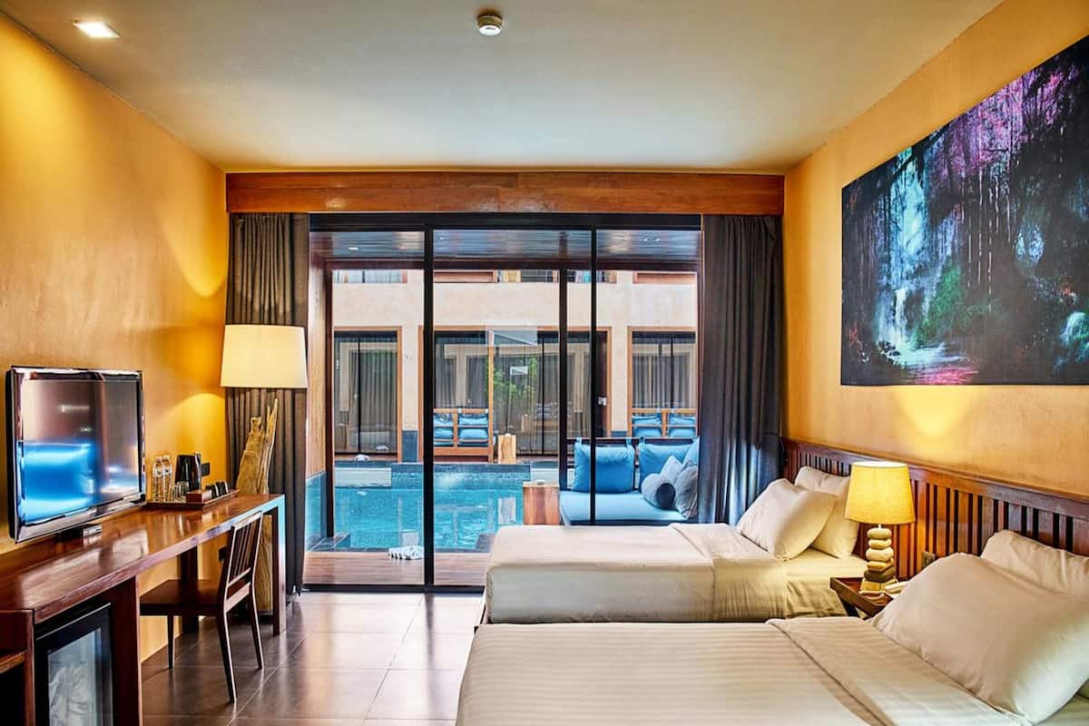 Deluxe Pool Access | Minibar, caja de seguridad en la habitación, escritorio y wifi gratis