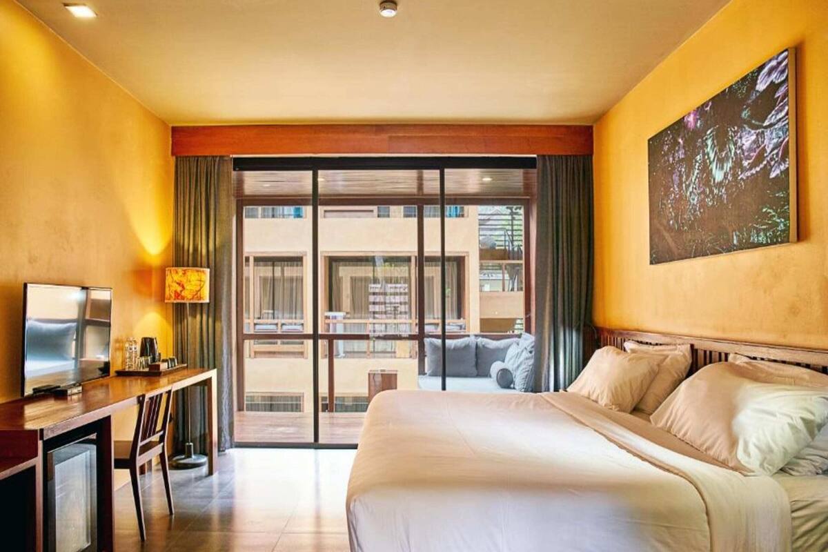 Deluxe  | Minibar, in-room safe, desk, WiFi (free)