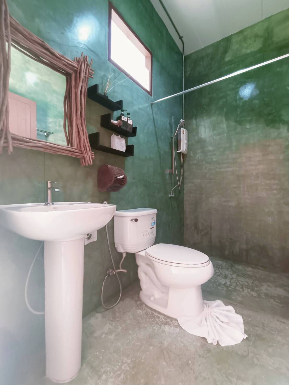 standard double or twin room, garden view | bathroom | shower, hair dryer, bathrobes, slippers