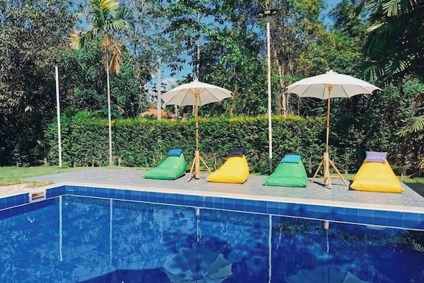 32-inch LCD TV with digital channels, TV