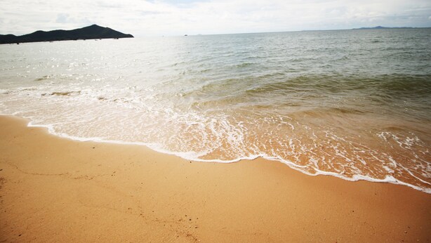 A beach with gentle waves and distant mountains. - Bang Saray Pool Villa by Pattaya Sunny Rentals (Sattahip)