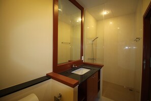 Villa With Private Pool | Bathroom | Shower, free toiletries, hair dryer, towels - Bang Saray Pool Villa by Pattaya Sunny Rentals (Sattahip)