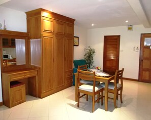 Studio Suite | Living area | DVD player - Chaiyapoon Inn (Pattaya)