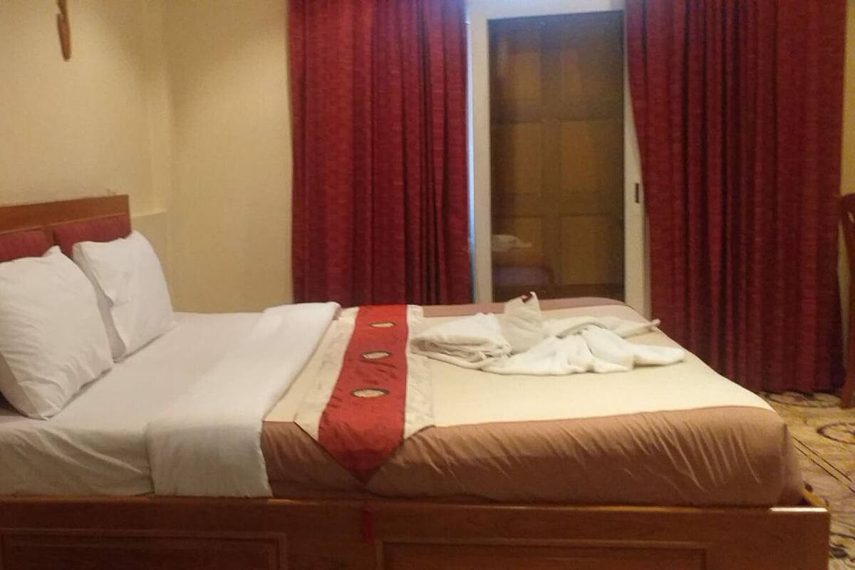 Deluxe Room | Minibar, in-room safe, desk, blackout drapes