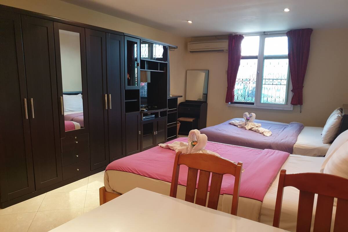 Family Room | Minibar, in-room safe, desk, blackout drapes