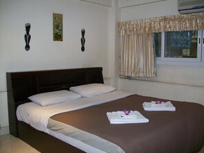 Superior Room | Minibar, in-room safe, desk, blackout drapes - Chaiyapoon Inn (Pattaya)