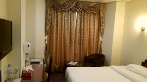 Kahden hengen standard-huone | Minibaari, tallelokero huoneessa, työpöytä, silitysrauta/-lauta