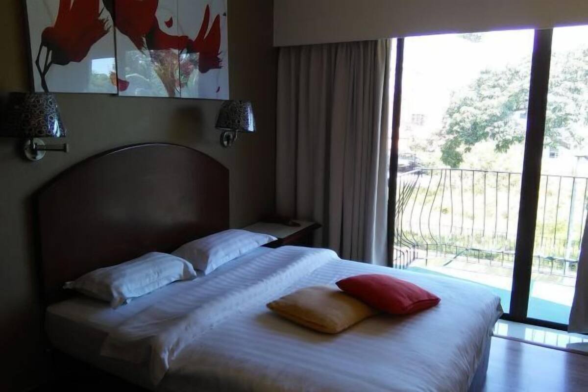 Minibar, in-room safe, desk, rollaway beds