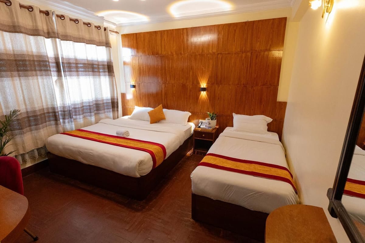 Chambre Deluxe double ou avec lits jumeaux, 1 grand lit, vue sur la ville | Bureau, accès au Wi-Fi (inclus), literie fournie
