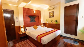Executive Room, 1 King Bed, Balcony | Desk, free WiFi, bed sheets