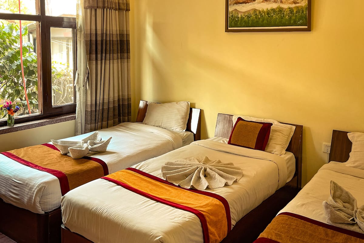 Deluxe Triple Room | Meja, Wi-fi percuma, cadar katil